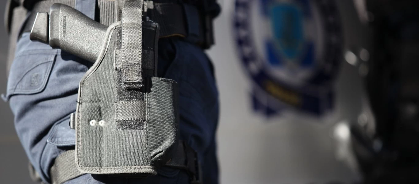 Αναστάτωση σε πισίνα στην Πάτρα - Απόστρατος αστυνομικός κυκλοφορούσε οπλισμένος